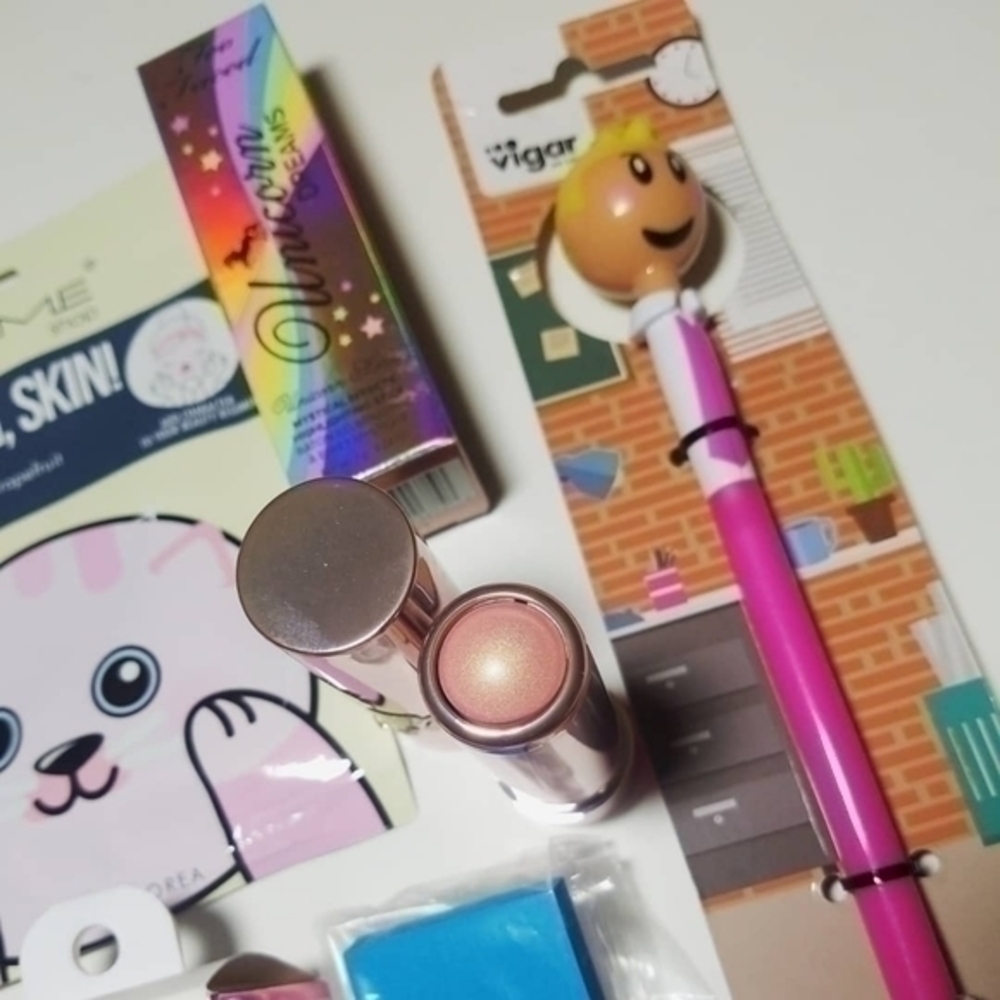 Macaroons & Too Faced Unicorn Dreams Bundle